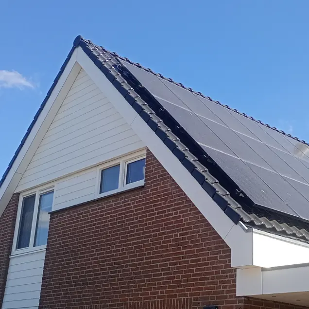 Dak met zonnepanelen