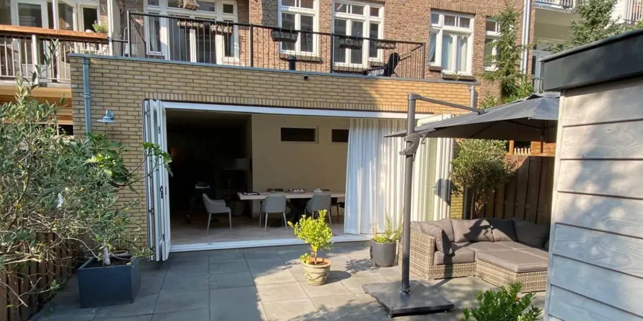 Uitbouw met harmonica deuren