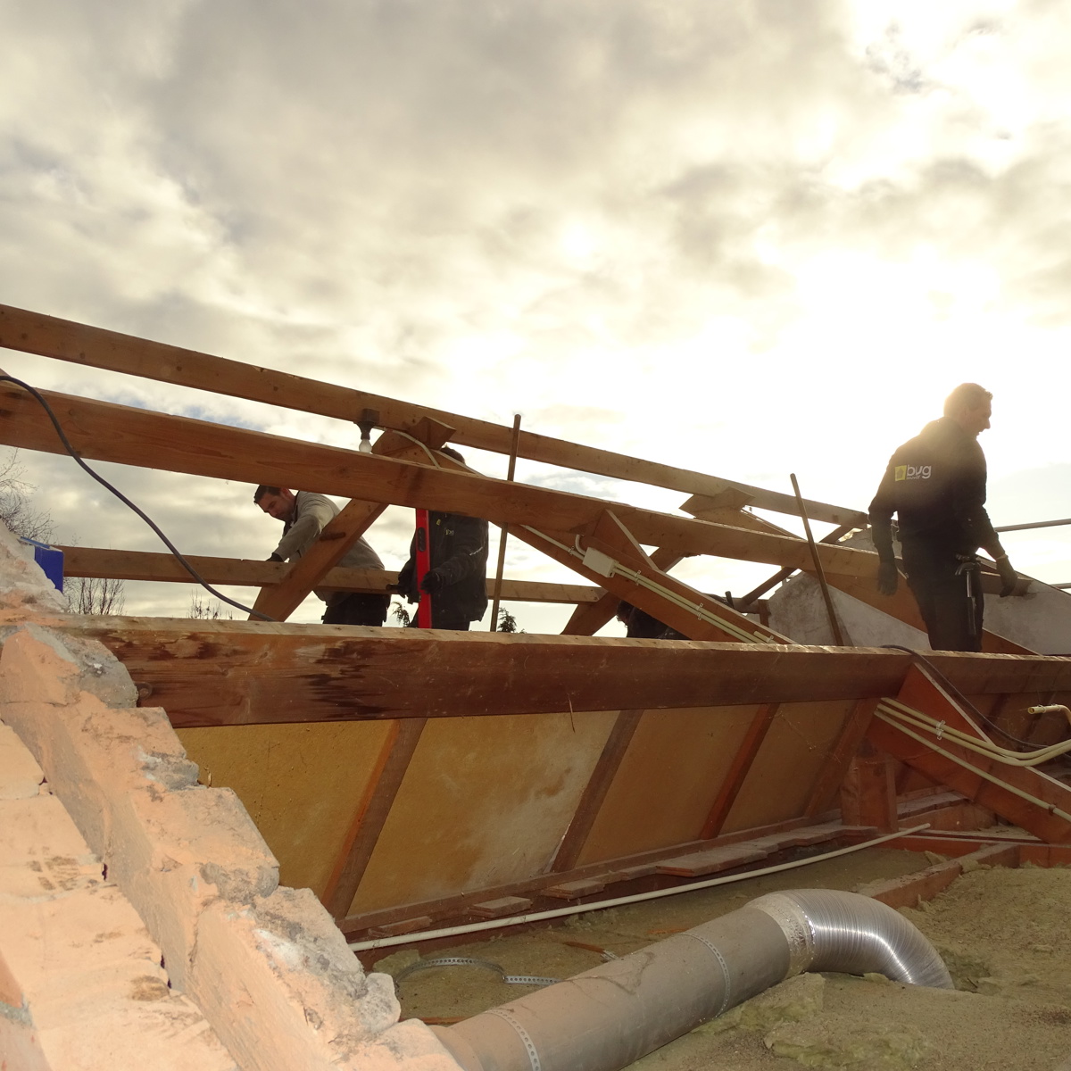 Personeel aan het werk op het dak