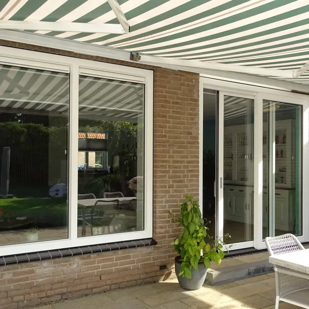Zonnescherm met kozijnen