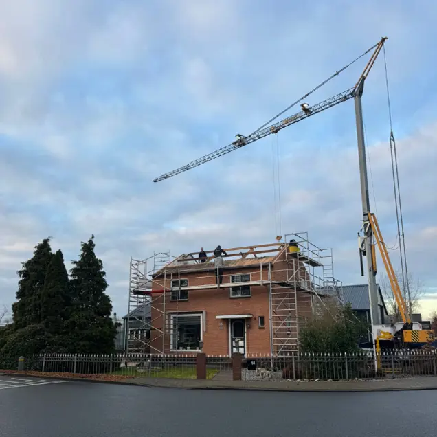 Dak met kraan